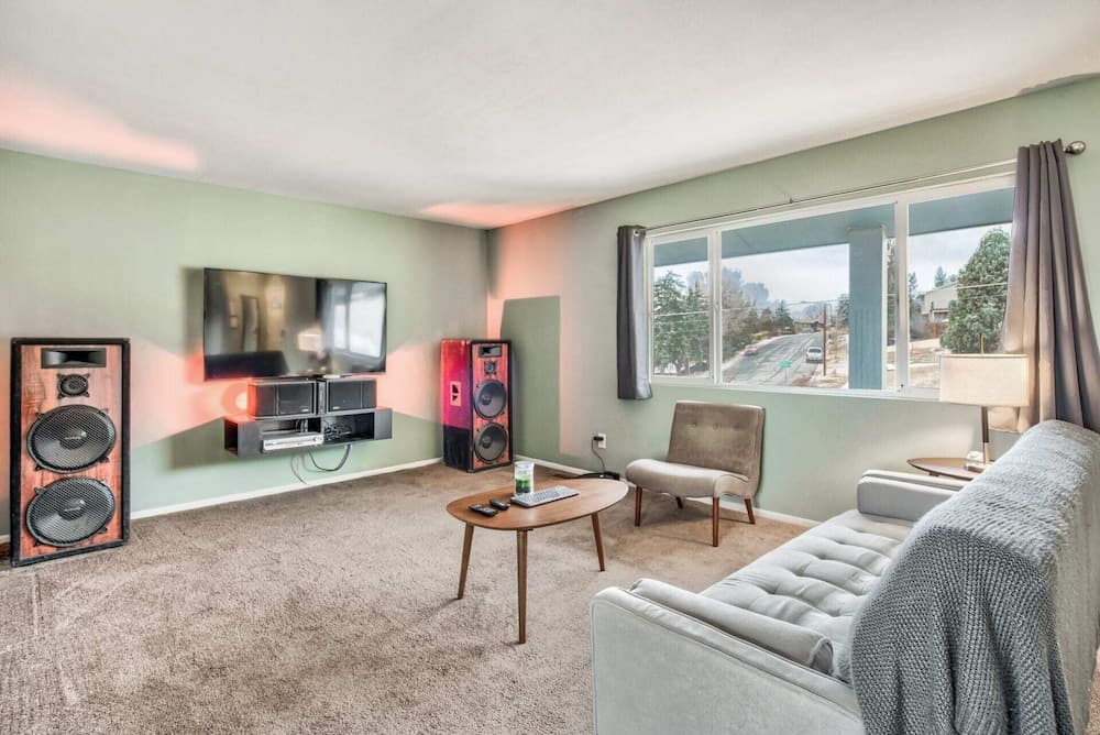 2brclose To Hiking & Garden of Godsbose Surround Sound Pet-friendly