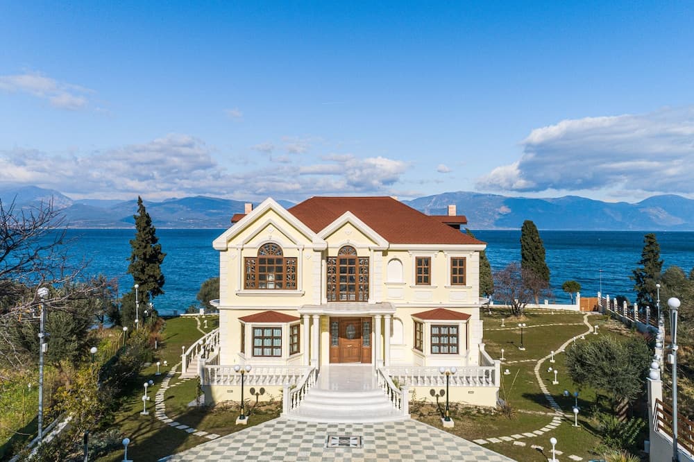 Villa Filoxenia - by the sea - up to 12 guests