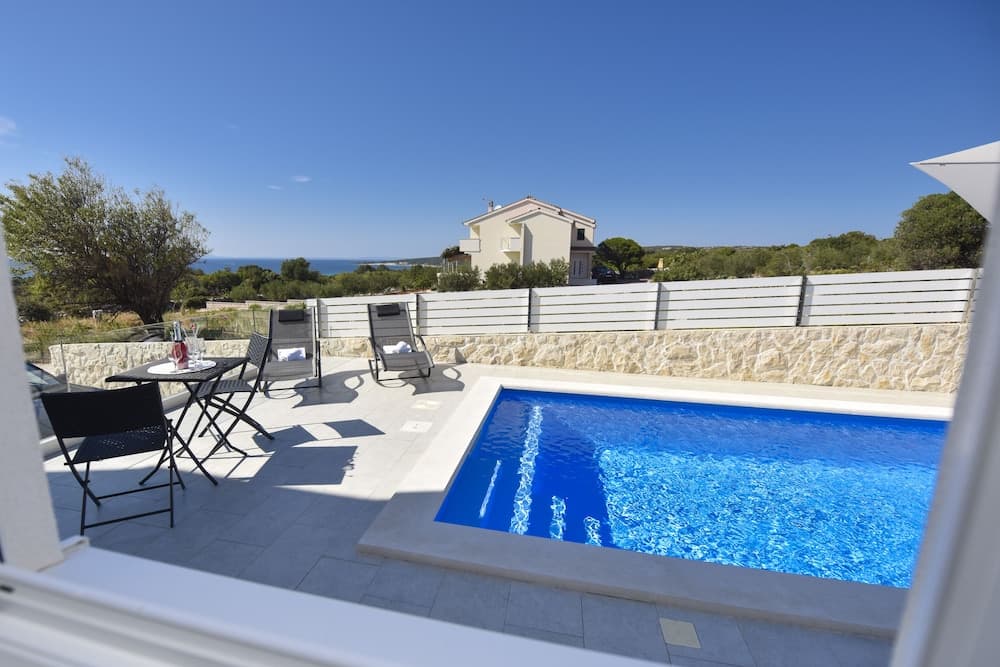 Funtastic C Apartment with Pool and Terrace