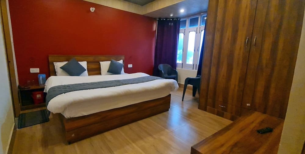 Goroomgo GP Mall Road Nainital