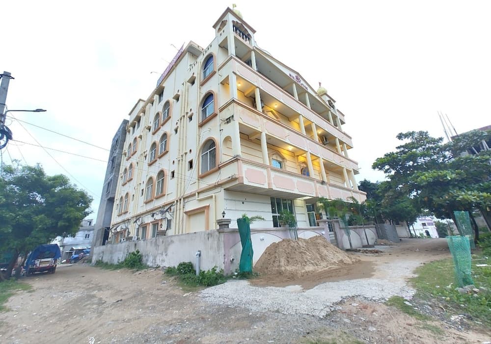 Konaklama yerinin ön cephesi - akşam/gece