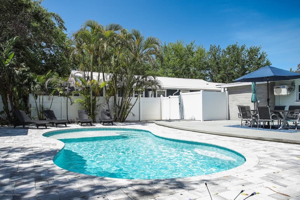 Modern Grove Beautiful 3 Bedroom Home