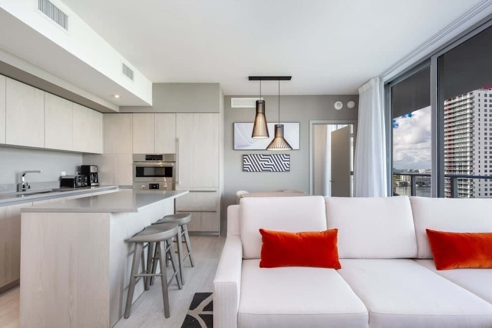 Hyde Beach House Luxury -resort 3 Bedroom Condo by RedAwning