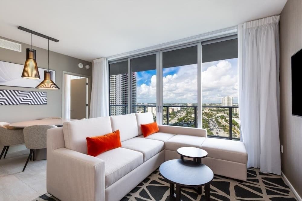 Hyde Beach House Luxury -resort 3 Bedroom Condo by RedAwning