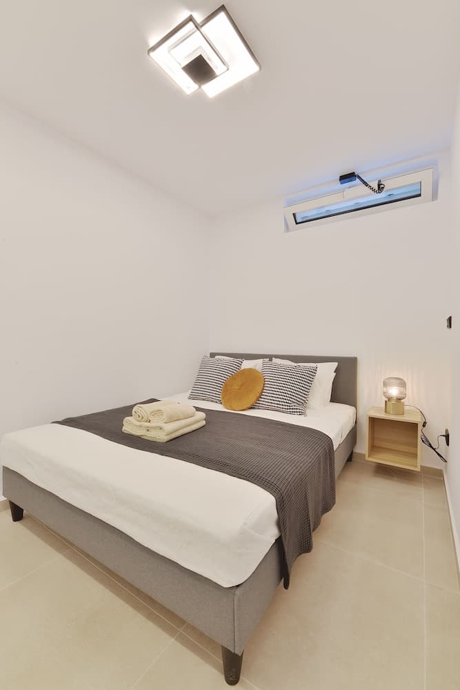 Phaedrus Living: City Center Luxury Flat Skoufa