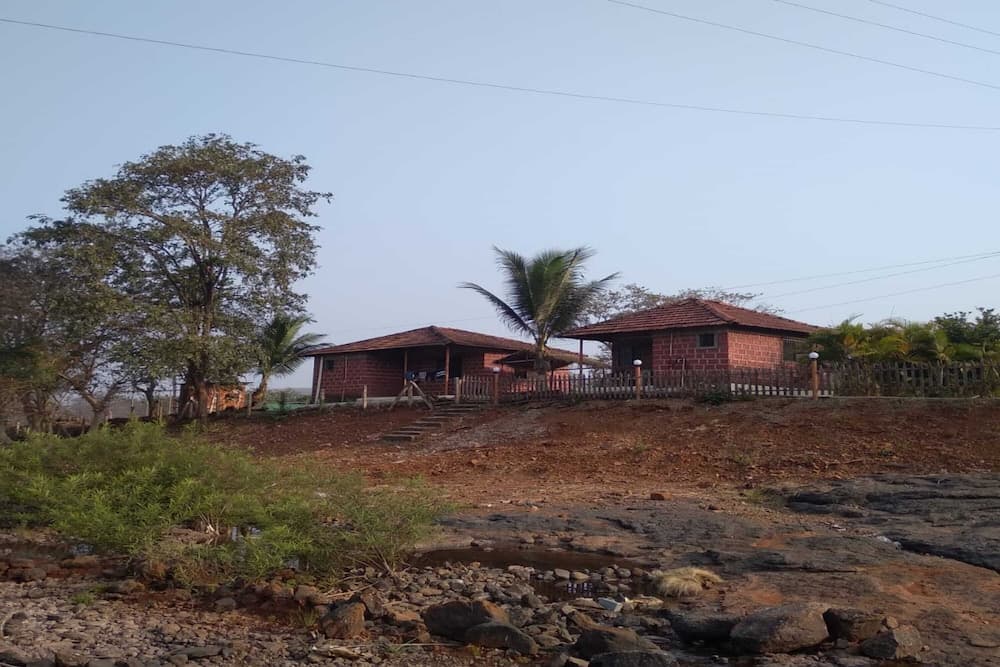 Konaklama yerinin ön cephesi - akşam/gece