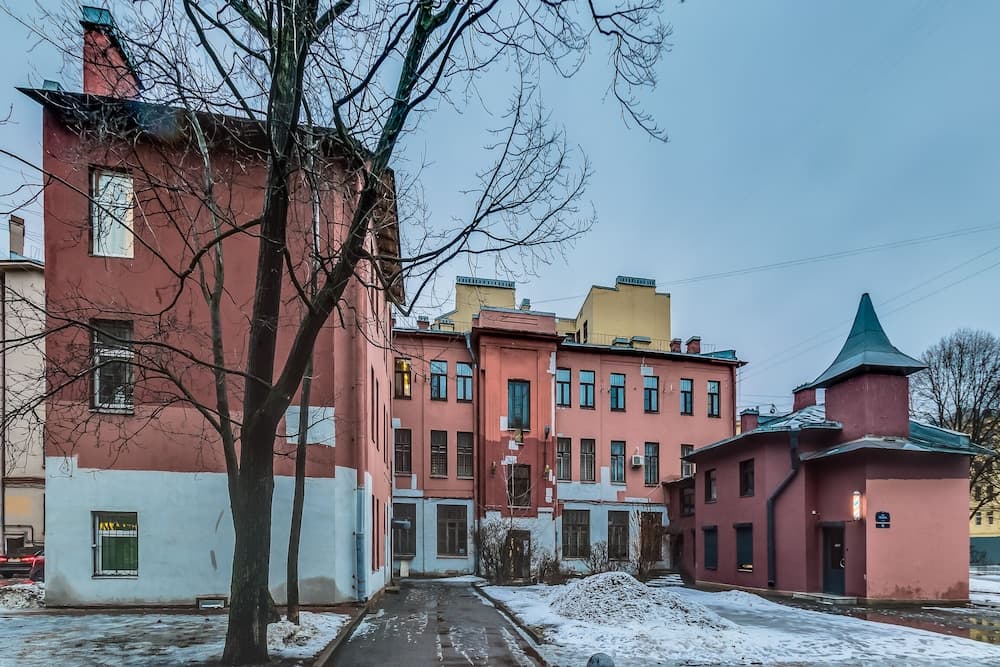 Travelto Petrogradskaya