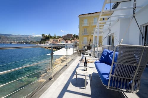 Beachfront Villa Sorrento & private sea access
