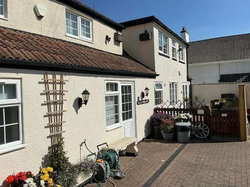 Rain Hill Cottage - Sleeps 4, Parking & Pets Ok