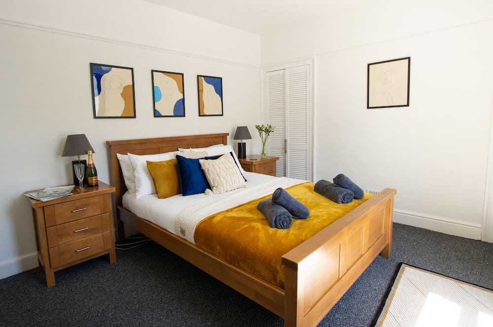 Spacious - Central 2 Bed Apartment