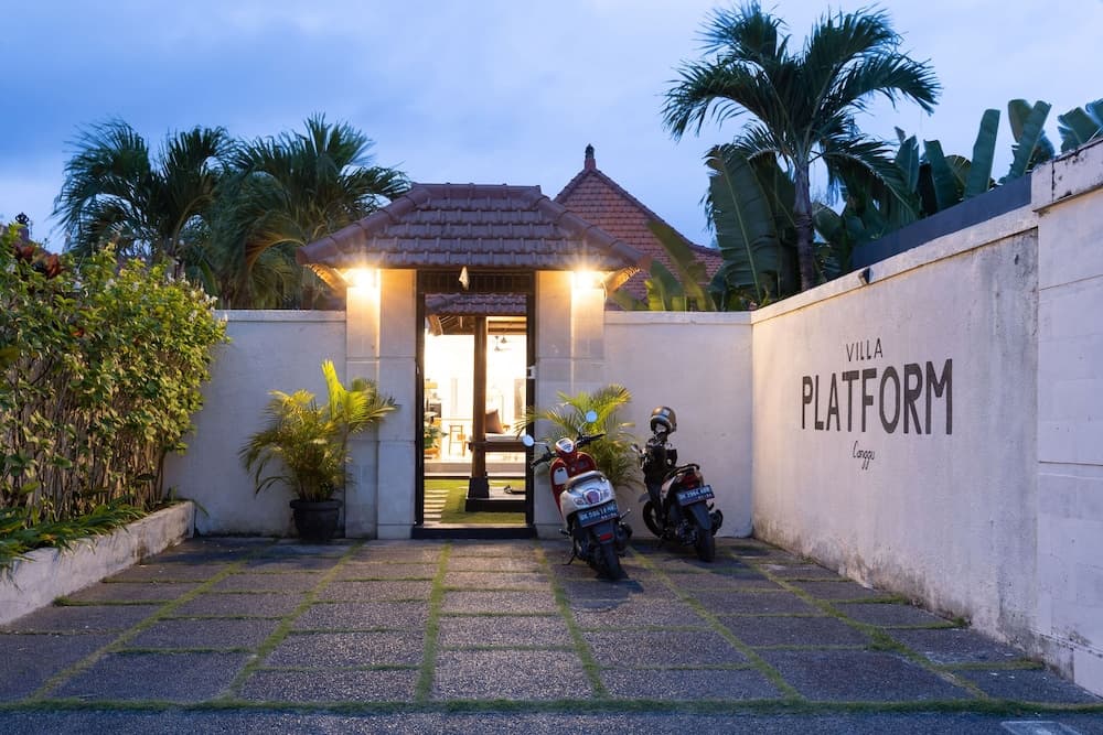 Konaklama yerinin ön cephesi - akşam/gece