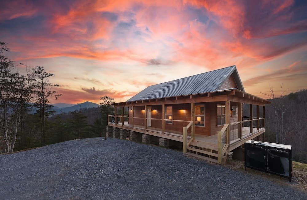 Mountain Jerne 3 Bedroom Cabin by RedAwning
