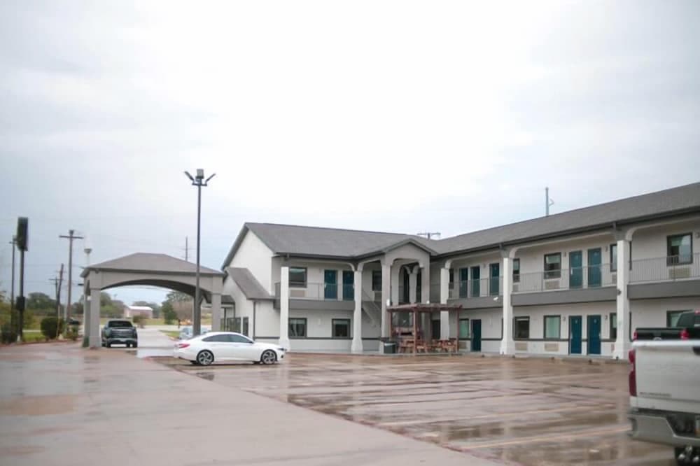 Days Inn & Suites by Wyndham Gonzales TX