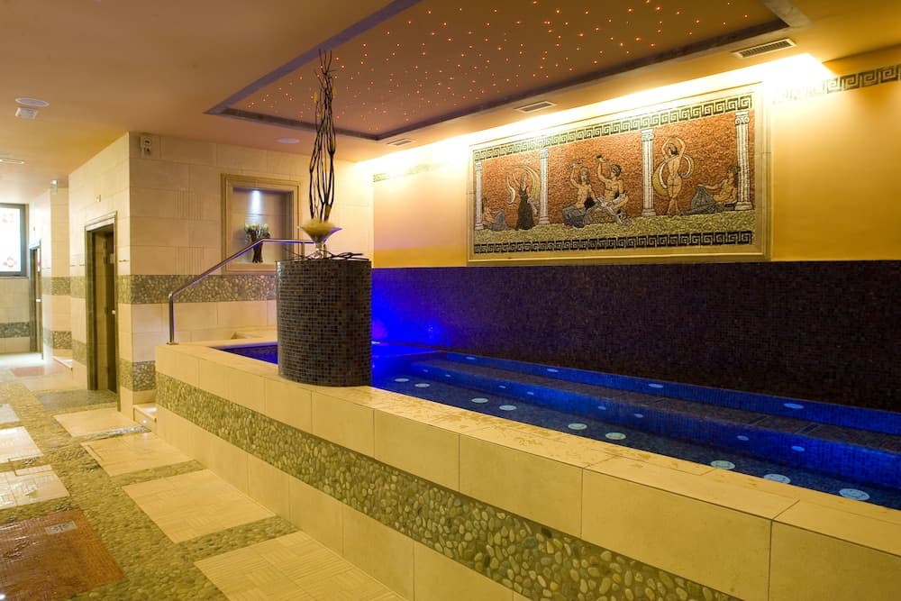 Kapalı spa küveti