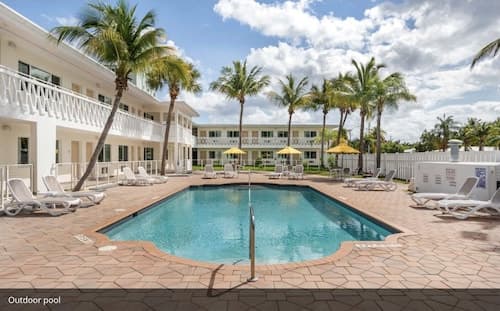 Downtown Hollywood Gardens Inn & Suites