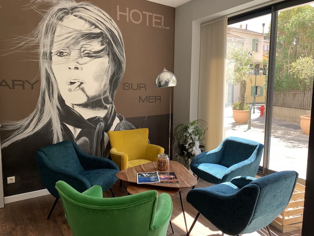 Hôtel Holidays & Work