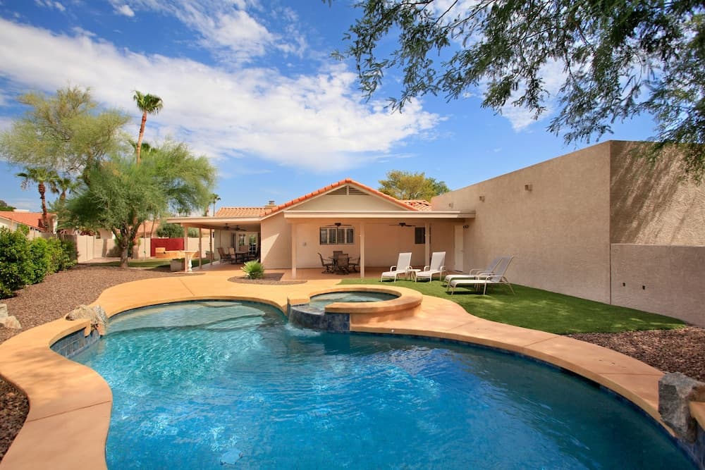 Private Playground: Golf Pool Table and Hot Tub!