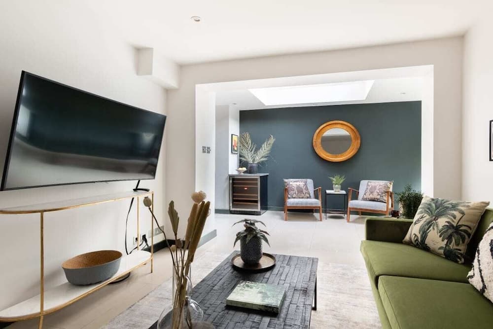 The Heart of Shepherds Bush - Modern 2bdr Apartment With Garden