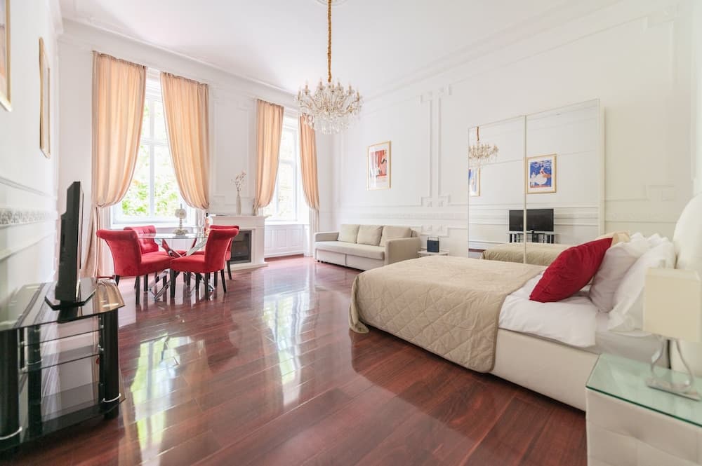 Music Academy Suite Café Vian Apartman Kft