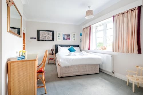 Majestic Home With Beautiful Garden in North West London by Underthedoormat