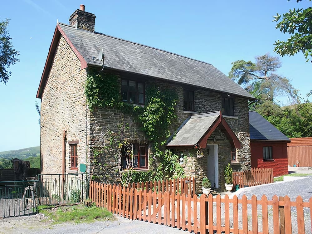 Barn Cottage - Farm Park Stay with Hot Tub, BBQ & Fire Pit