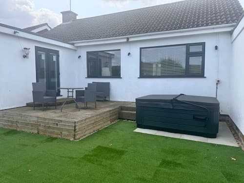 Pet-friendly - 2 Bedrooms Bungalow hot tub Parking