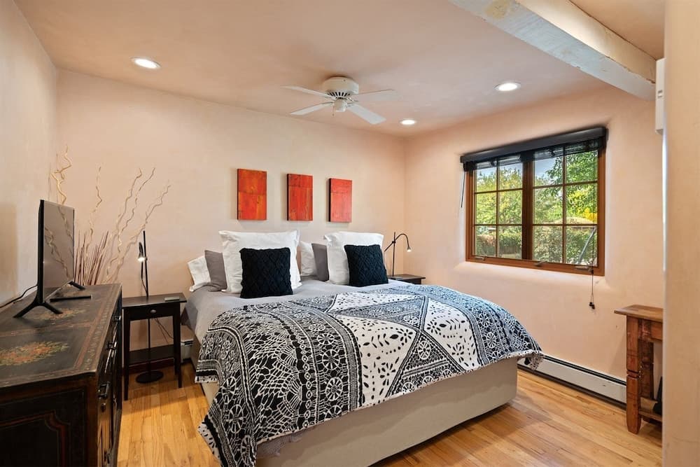 Casita de las Aves - Unbeatable Location, Spacious Yard