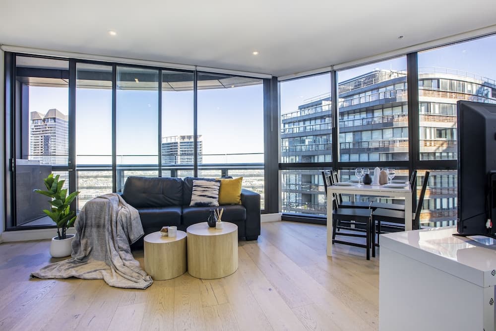Docklands high level 1 Bedroom Apartment with pool by KozyGuru