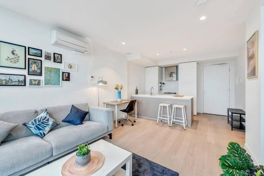 Melboune City EQ tower 1 Bedroom Apartment with skyline view by KozyGuru