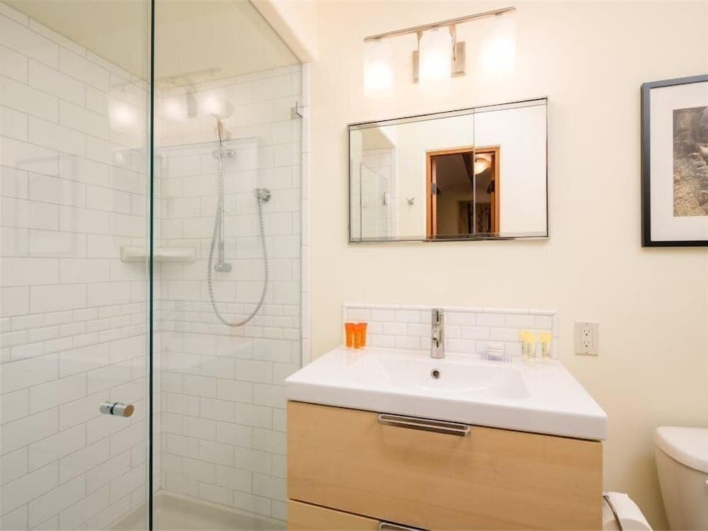 Casa Contenta - Charming East Side Family Home With Hot Tub, Walk to Canyon Rd