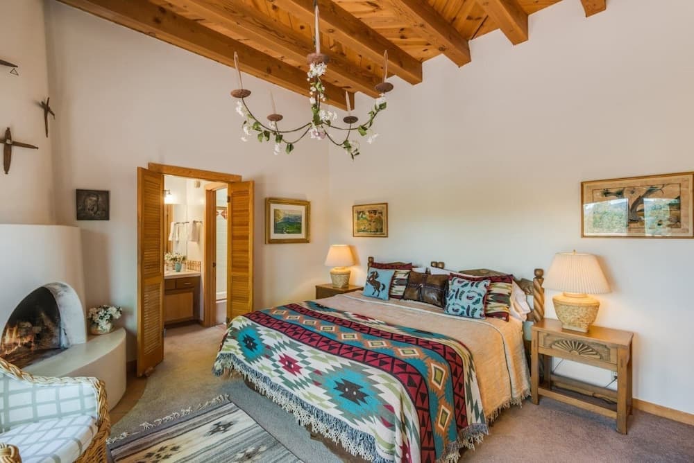 Acoma - Majestic Views, Near the Santa Fe Opera and Four Seasons in Tesuque