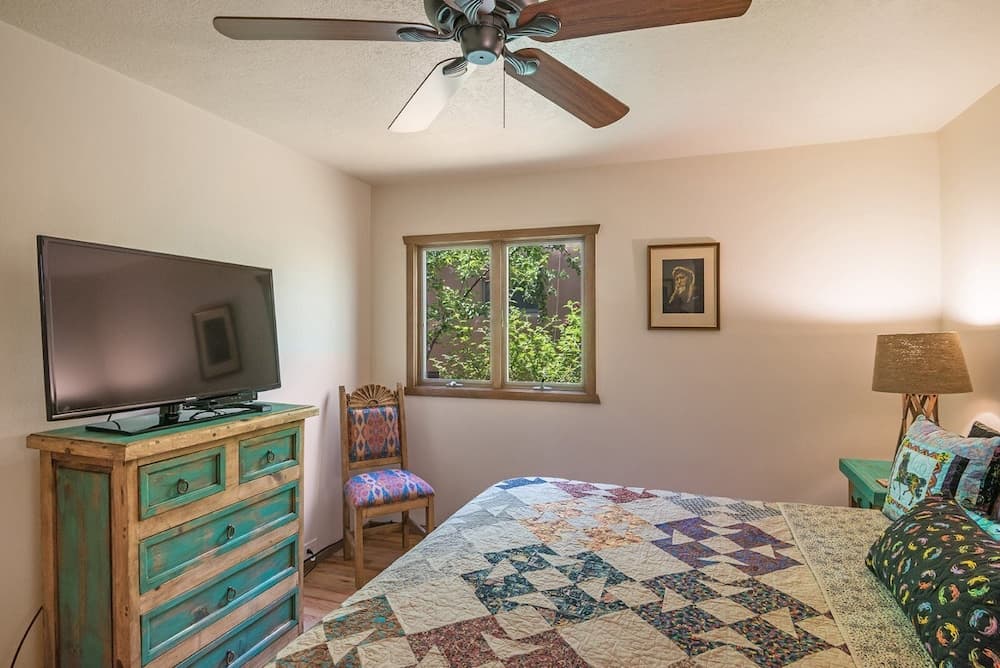 Alegre - Darling Vacation Home, Kiva Fireplace, Walk to the Plaza