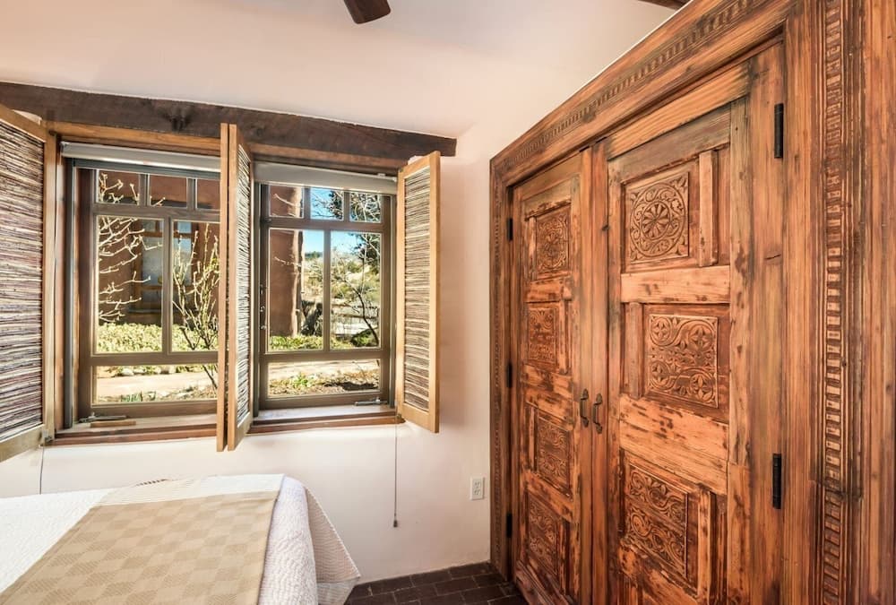 Buena Suerte - Quintessential Eastside Pied-a-terre, Fabulous Views and Patios, Kiva Fireplace, Walk to Canyon Rd. and the Plaza