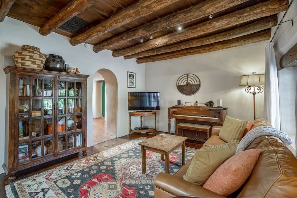 Garcia St. Adobe - Historic District, Close to Canyon Road, Three Master Bedrooms, Great Outdoor Space