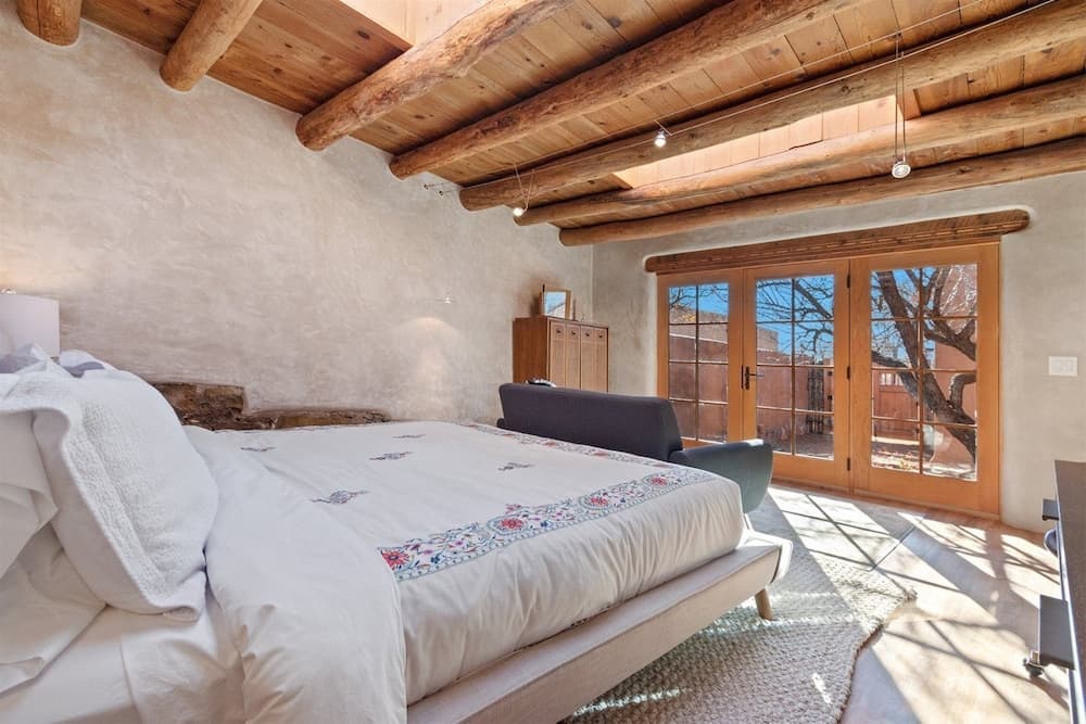 Apricot - Light-filled Modern Update to Historic Home, Walk to The Plaza and Canyon Rd