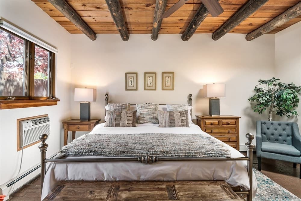 Old Santa Fe Trail - Walk Everywhere, Kiva Fireplace, Amazing Natural Light