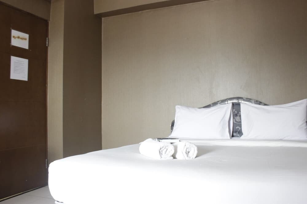 Minimalist Studio Room At Gateway Ahmad Yani Cicadas Apartment