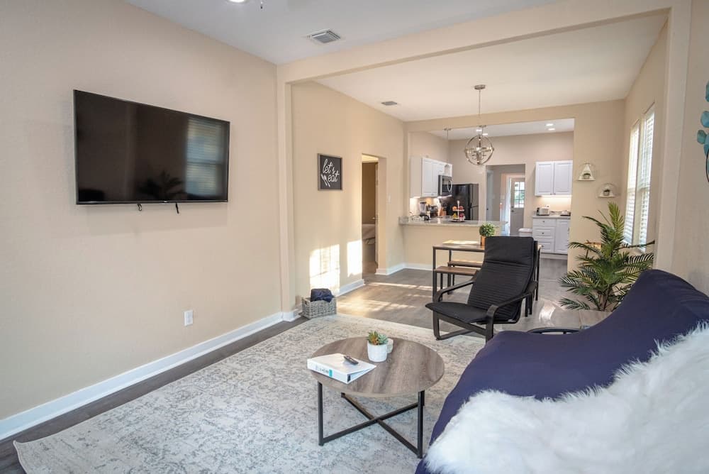 3br/2ba Remodeled House Near Downtown