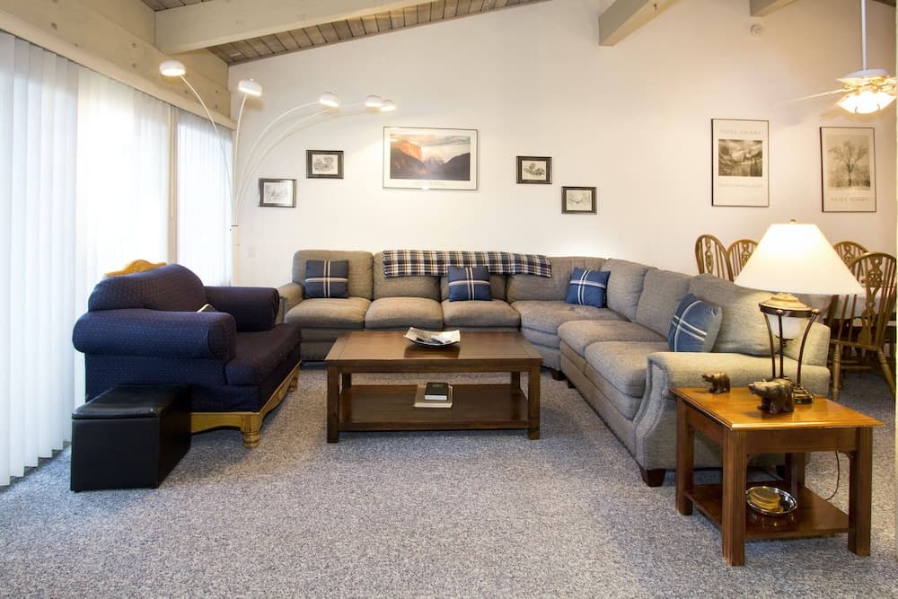 Mammoth Estates - 4 Seasons of Beauty w/ Amenities!