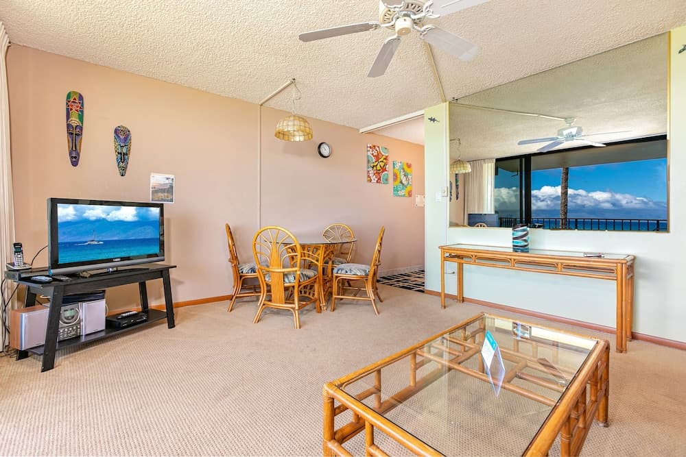 Paki Maui #103 2 Bedroom Condo by RedAwning