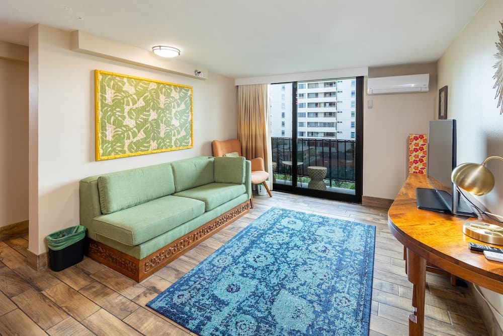 Gorgeous One Bedroom Bamboo Blocks from the Beach by RedAwning