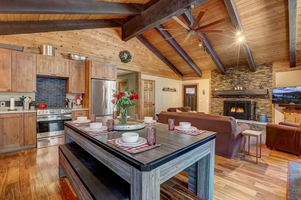 Willow's Hideaway - Pet Friendly Cozy Cabin!