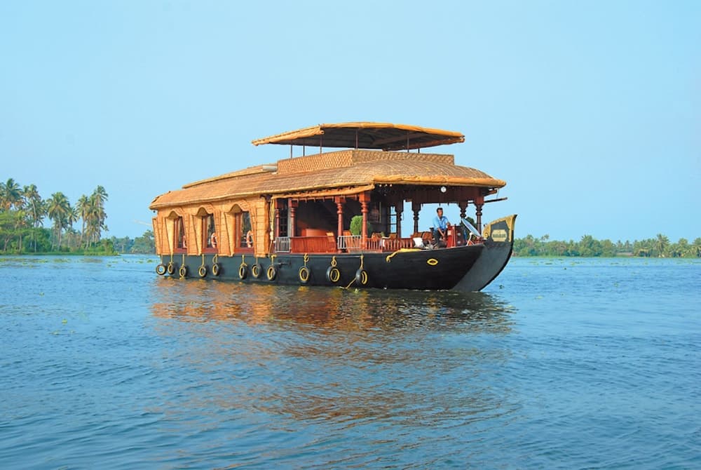 Sterling House boat Lake Palace Alleppey