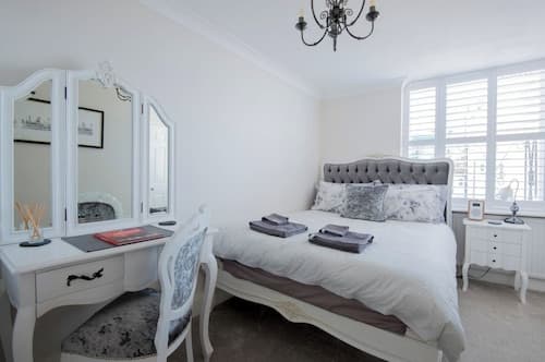 2 Bed Apt - Sea Views, Seafront Location & Parking
