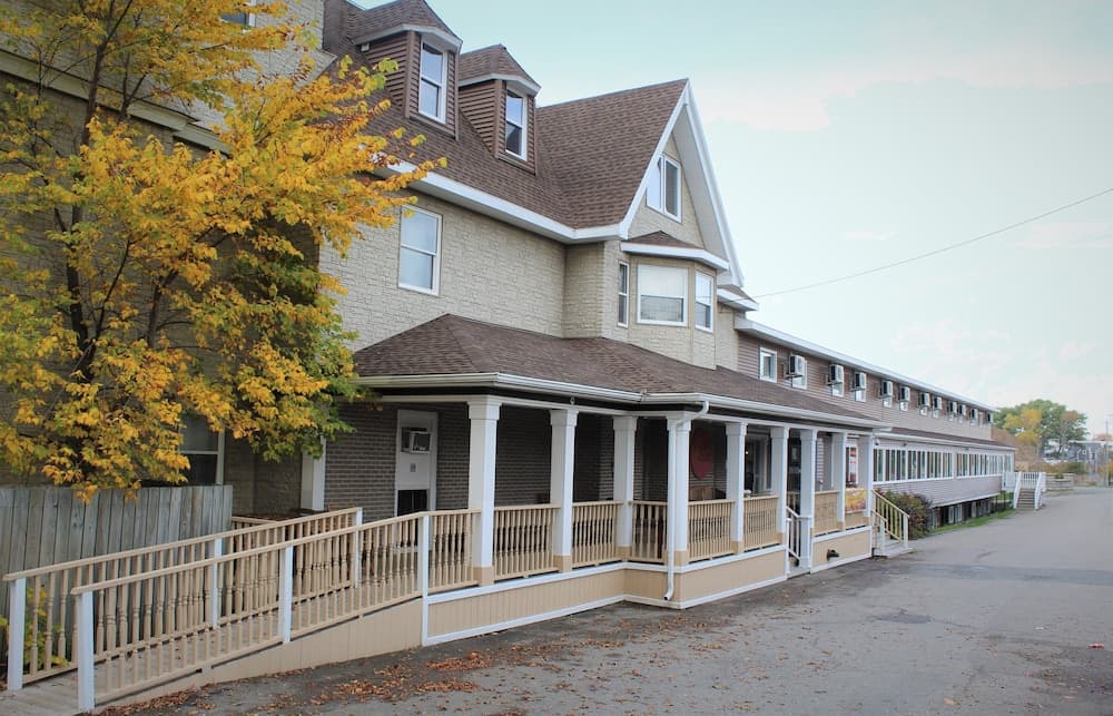 Harbourview Inn & Suites