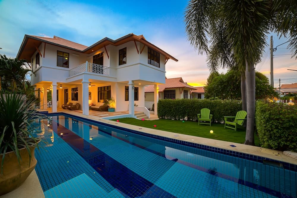 Pool villa  4 BR walking to Beach HV