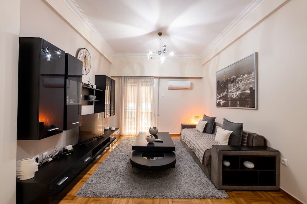 2br renovated flat close to metro