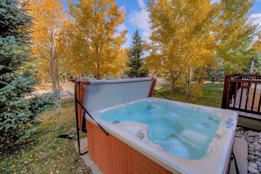 Beautiful Unit in Quiet Area w/ Shuttle to Slopes