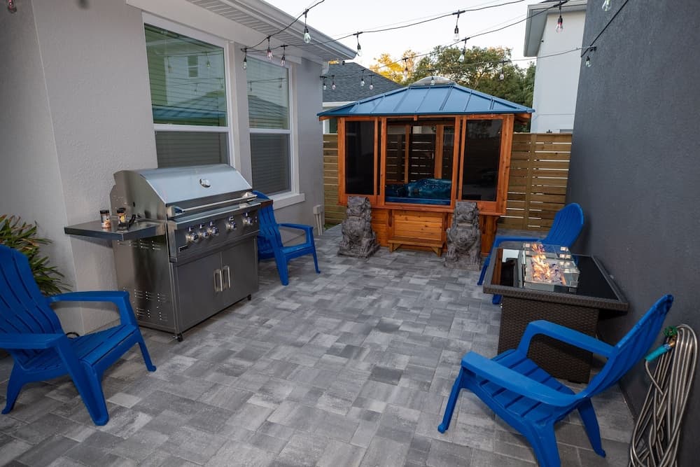 Pet Friendly Modern Zen Studio Retreat W/ Hot Tub! Home by RedAwning