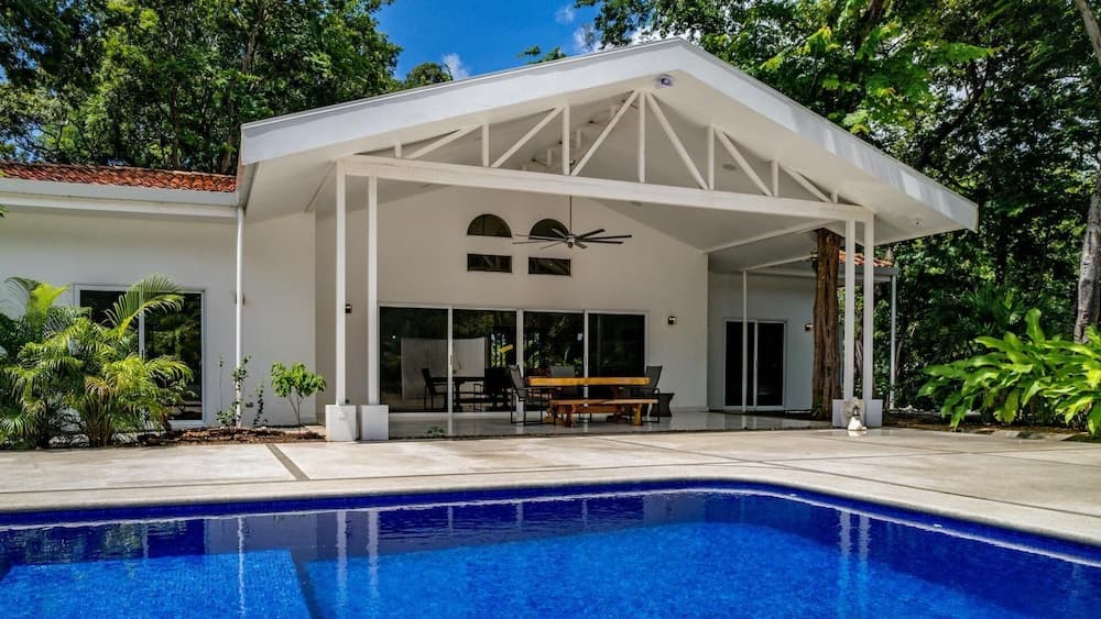 House and Apartment With Private Pool - Walk to Beach